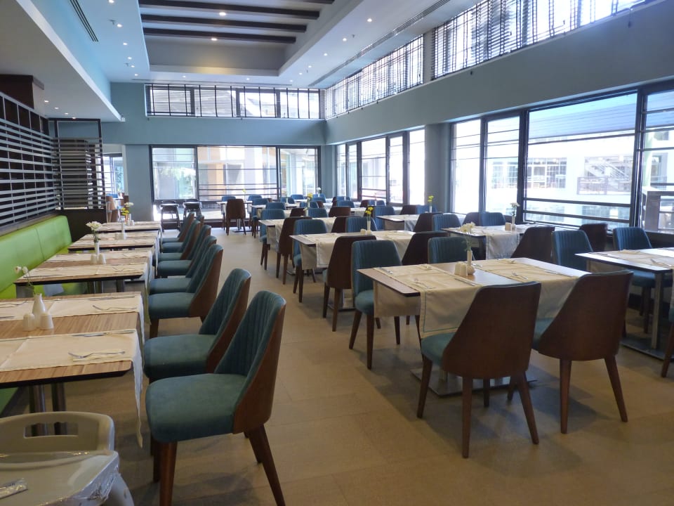 Neue Möbel im Restaurant Limak Lara Deluxe Hotel & Resort