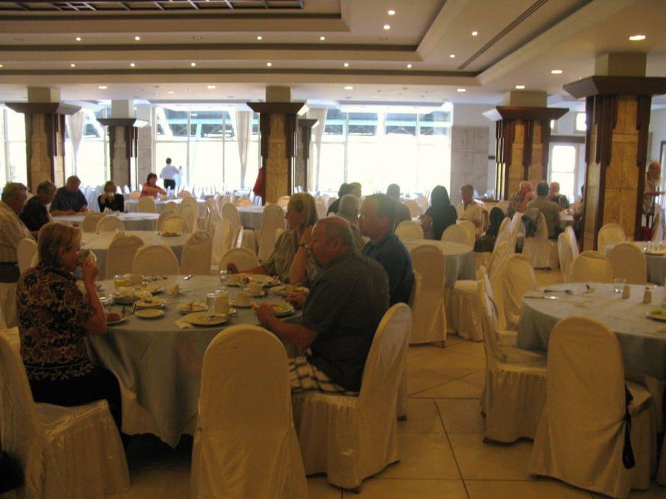 Große runde Tische im Restaurant Polat Thermal Hotel