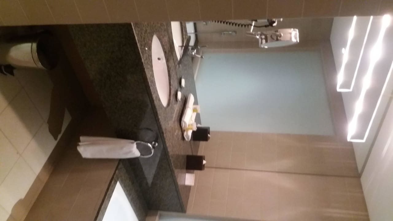 Zimmer Bad/Waschtisch Grand Millennium Al Wahda Abu Dhabi