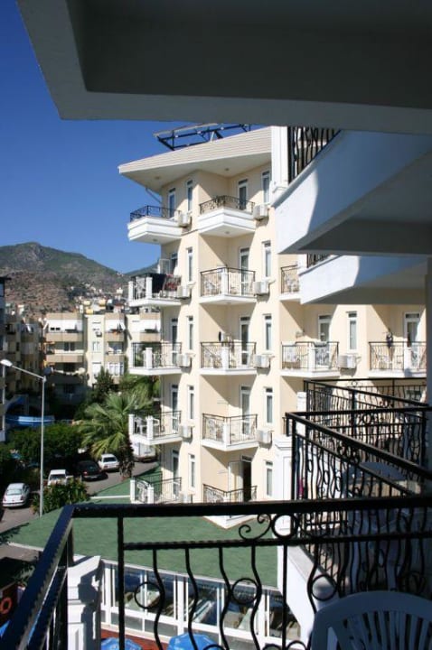 Blick vom Balkon aufs Hotel Riviera Hotel & Spa