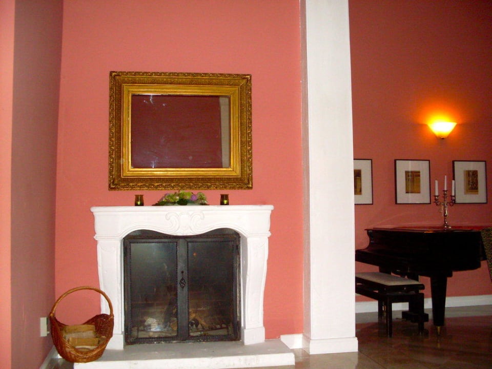 Unbefeuerter Kamin in der Lounge Hotel Schloß Wedendorf