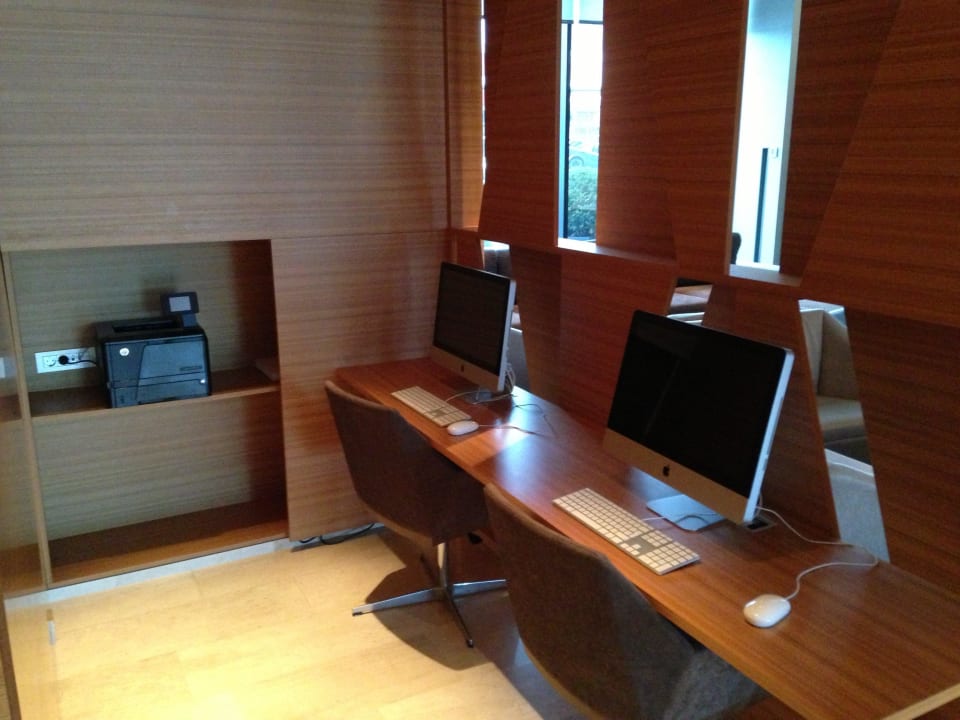 Kommunikationsbereich mit iMac's Radisson Blu Plaza Hotel Ljubljana