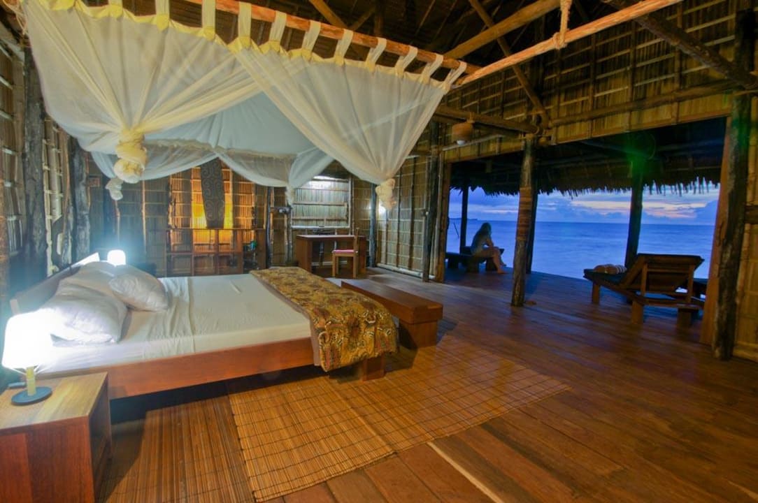 Bungalow von innen mit Sicht auf die Terrasse Raja4divers Resort