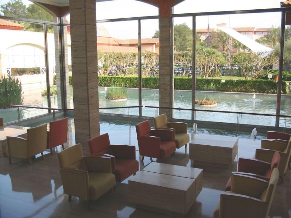 Blick aus Rezeption in Gartenbereich VIVA Blue & Spa