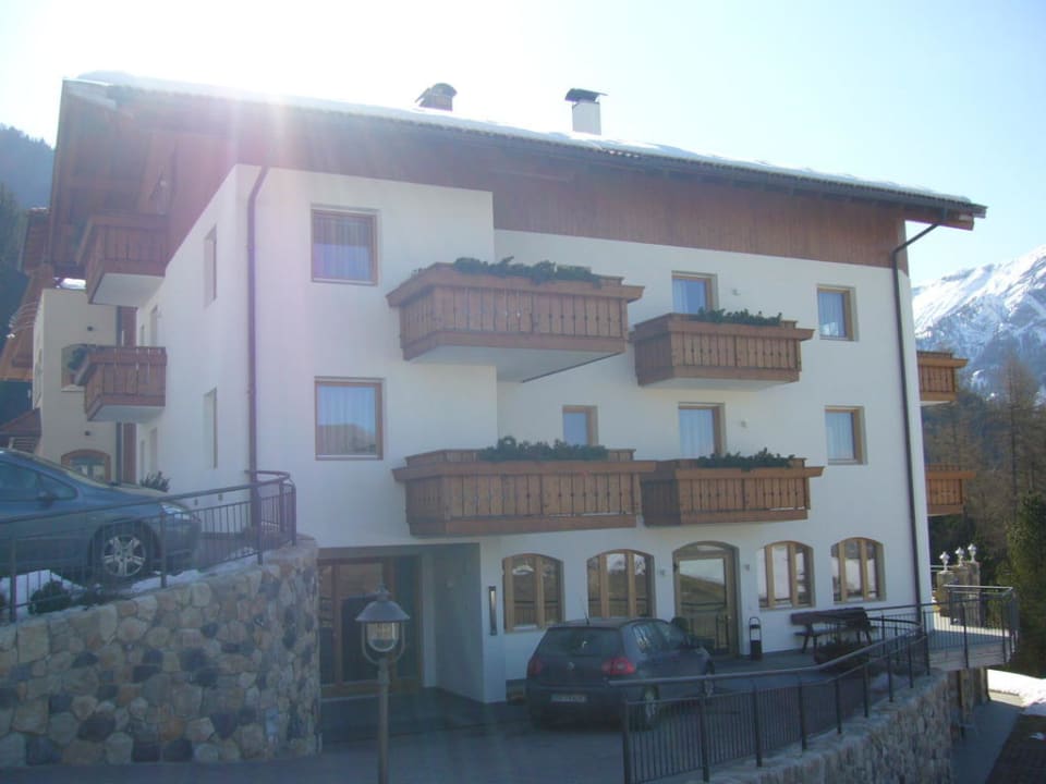 Seitlich Eingang zum Skikeller Hotel Plunger