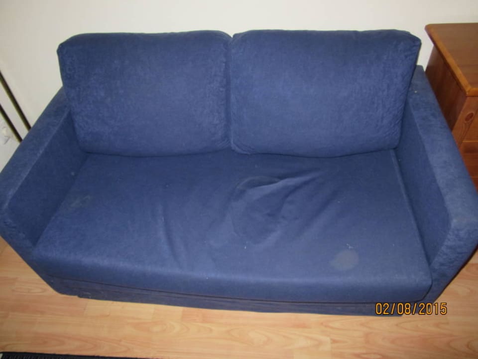 Dieses Sofa stand im Zimmer voll Flecken, ich will Hotel Traunerhof