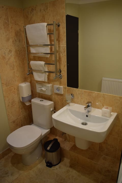 WC, Waschtisch und großer Spiegel im Bad Hotel Reikartz Medievale Lvov