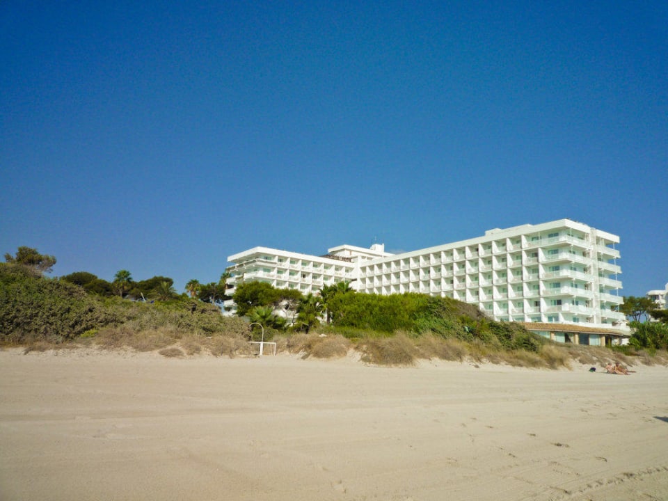 Der Hotelstrand mit Blick aufs Hotel Playa Esperanza Resort
