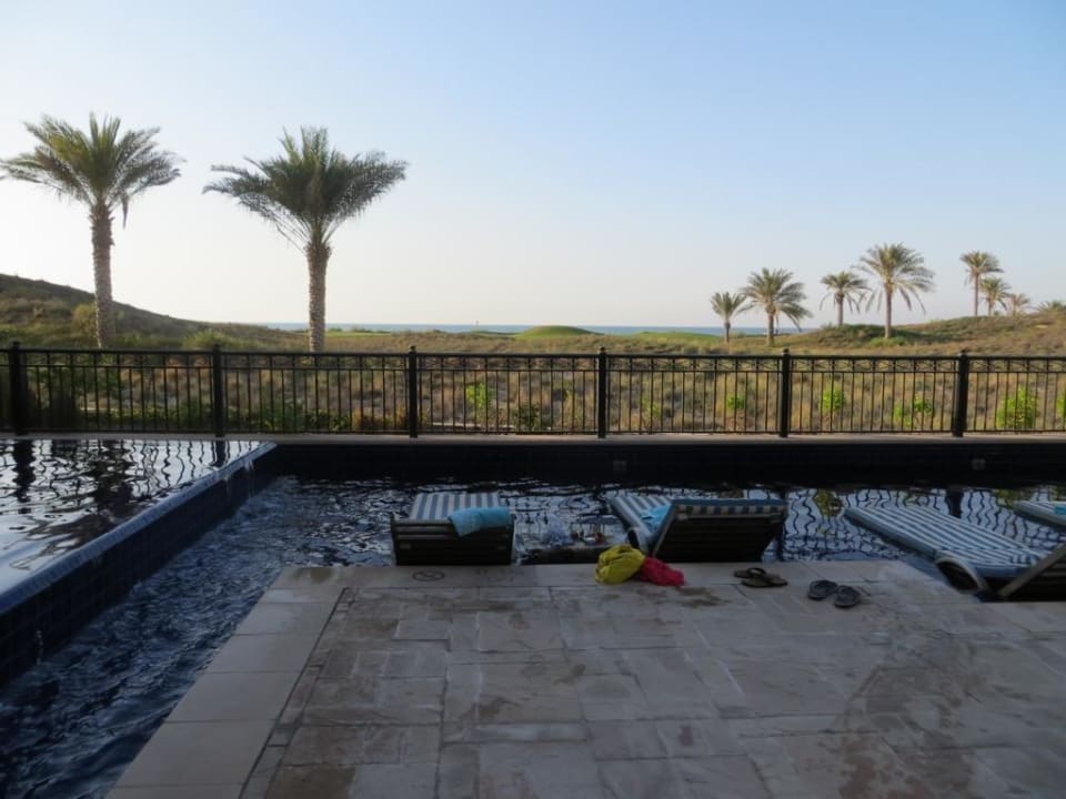 Erwachsenpool mit Liegen im Wasser The St. Regis Saadiyat Island Resort, Abu Dhabi