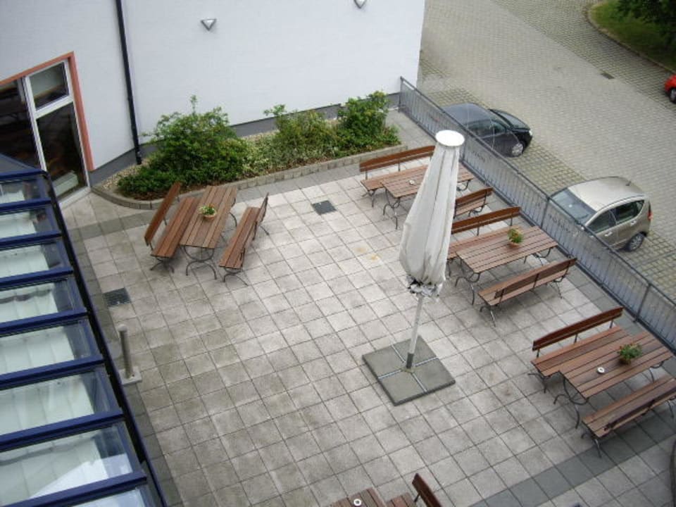 Restaurantbereich innen und Terrasse AMEDIA Hotel Dresden Elbpromenade