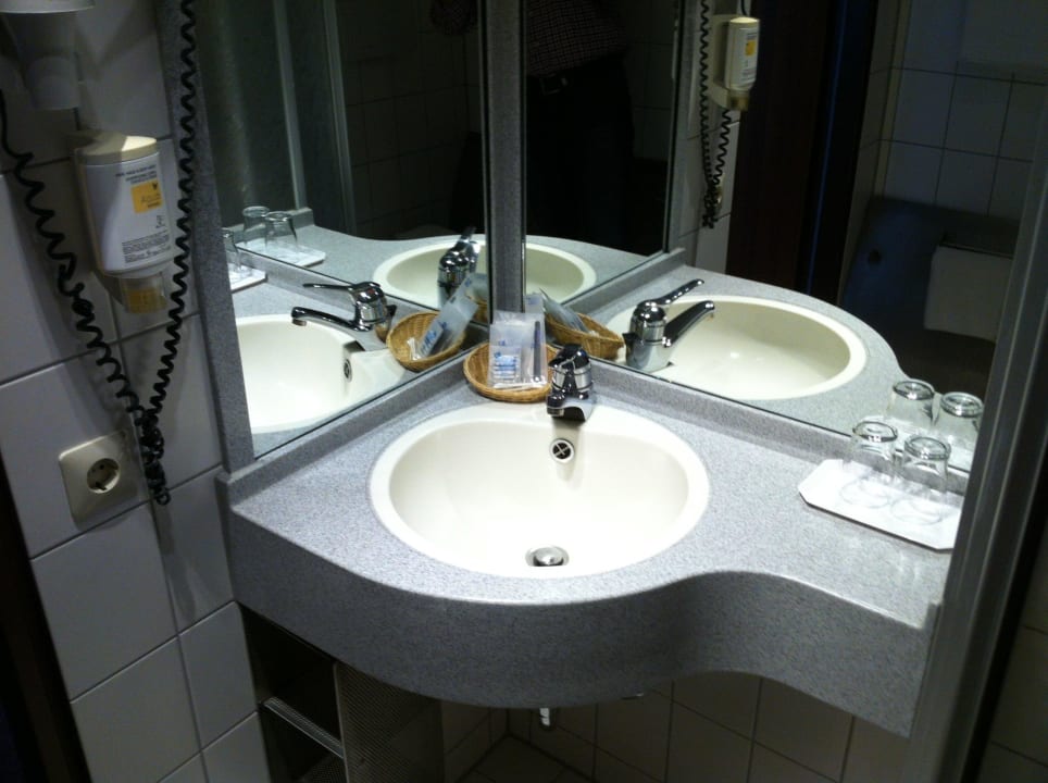 Bad in Zimmer 404 Hotel City Krone
