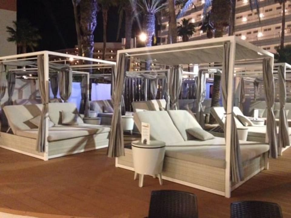 Strandbetten am Pool Hotel LIVVO Anamar Suites