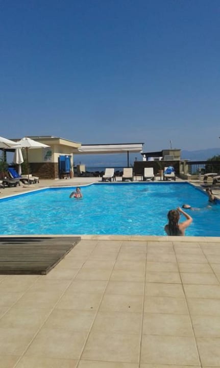 Einer der 2 Pools Blue Waves Resort