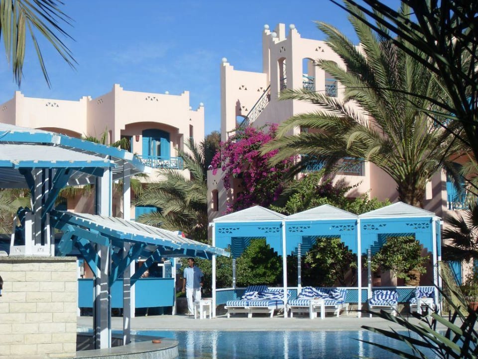 Вид на бассейн Hotel Le Pacha Beach Resort