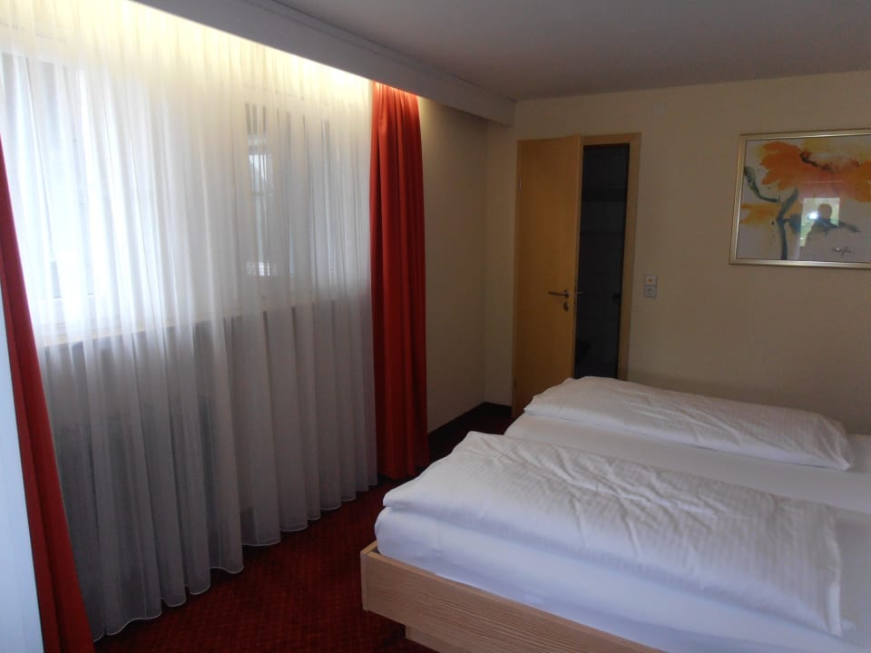 Schlafzimmer, hinter der Tür ist das Bad  Weinhotel Pfeffer & Salz