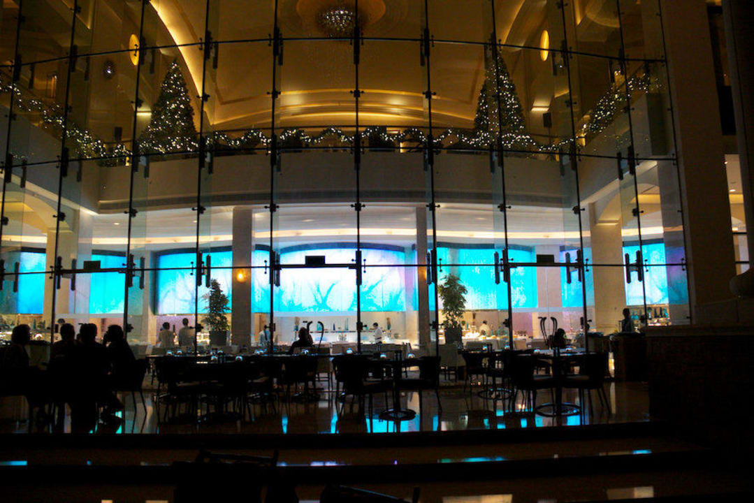 So dunkel ist es Abends auf der Terrasse The St. Regis Saadiyat Island Resort, Abu Dhabi