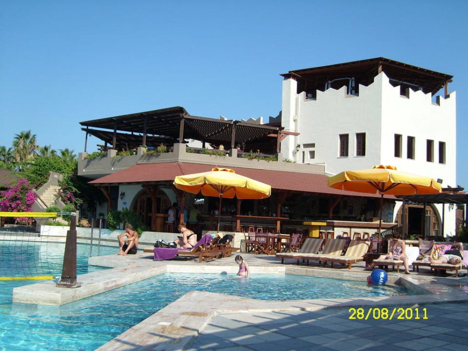 Pool mit Haupthaus Gaia Garden Hotel