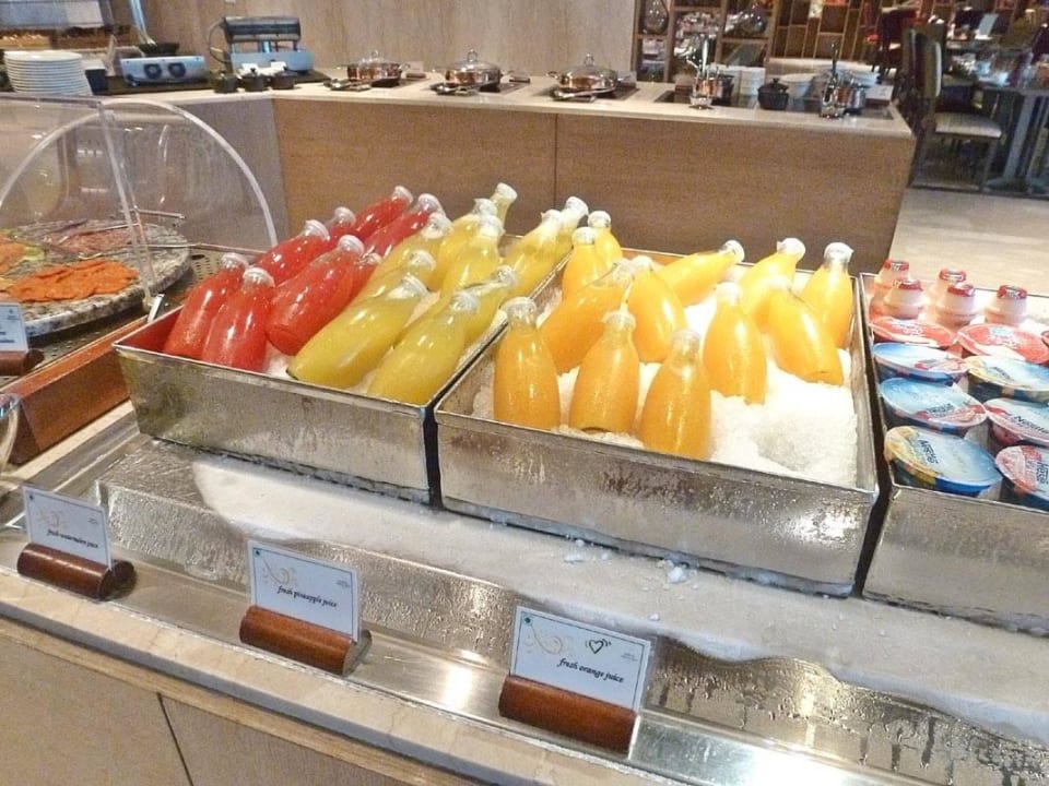 Frühstück im Cafe Knosh The Leela Ambience Convention Hotel Delhi