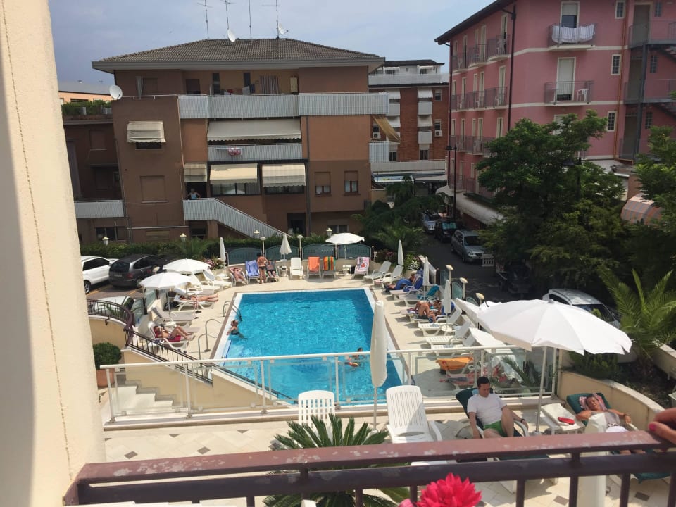 Ausblick vom Balkon auf den Pool Hotel International Beach