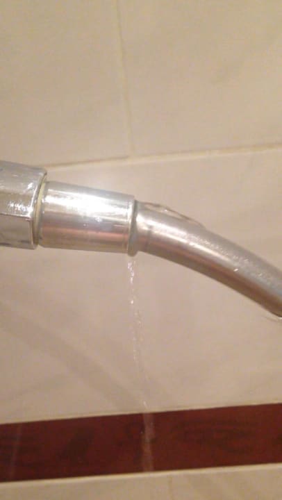 Die hälfte vom Wasser läuft am Schlauch runter Mövenpick Resort & Spa El Gouna