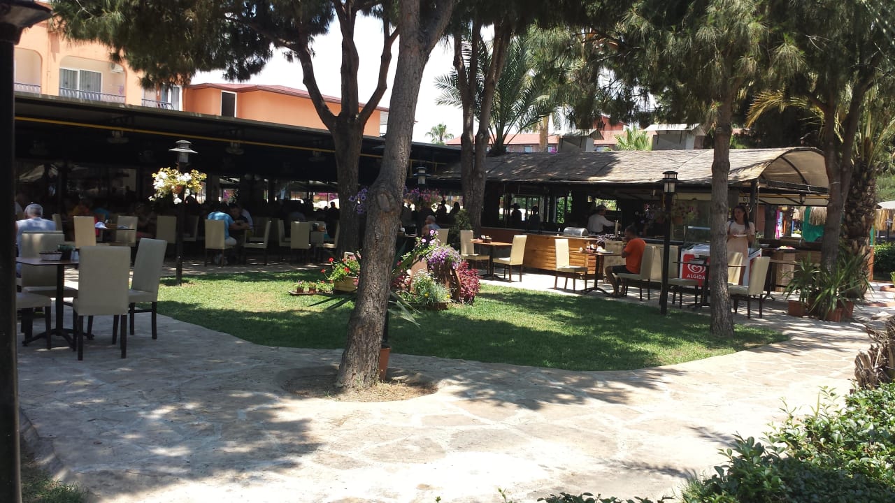Speiseraum draußen  Club Turtas Beach Hotel
