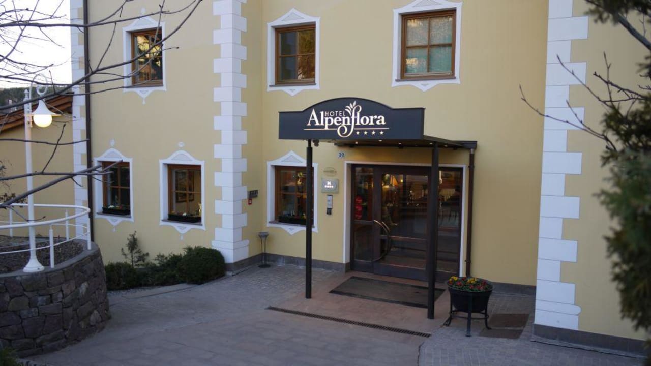 Hoteleingang Hotel Alpenflora