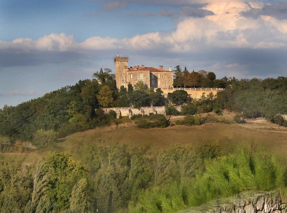 Vue depuis les chambres sur le château Hotel Domaine Le Castagné