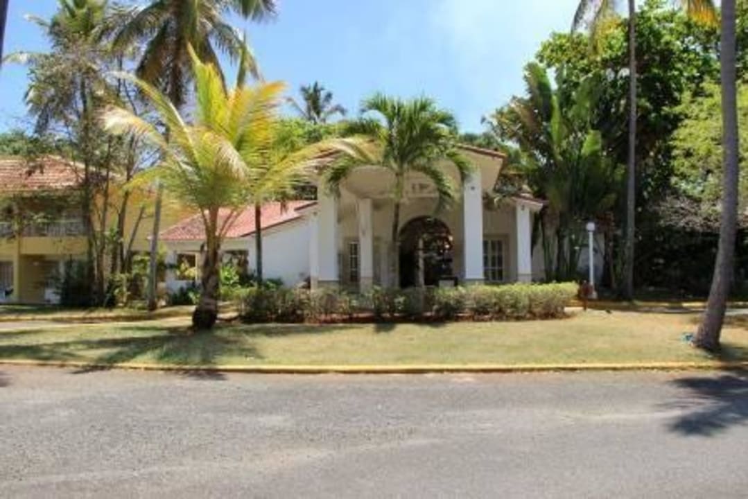 Eingang zur Lobby Wyndham Alltra Samana