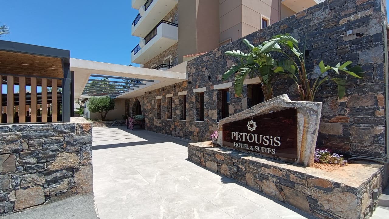 Außenansicht Petousis Hotel & Suites