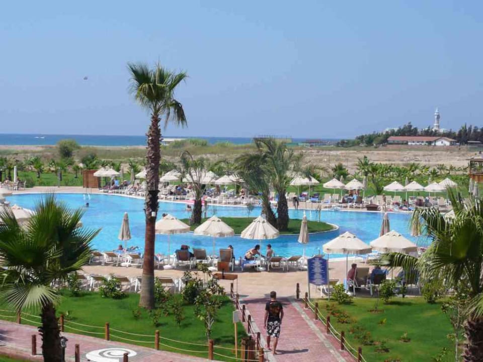 Poollandschaft mit Meer im Hintergrund Seaden Sea World Resort & Spa