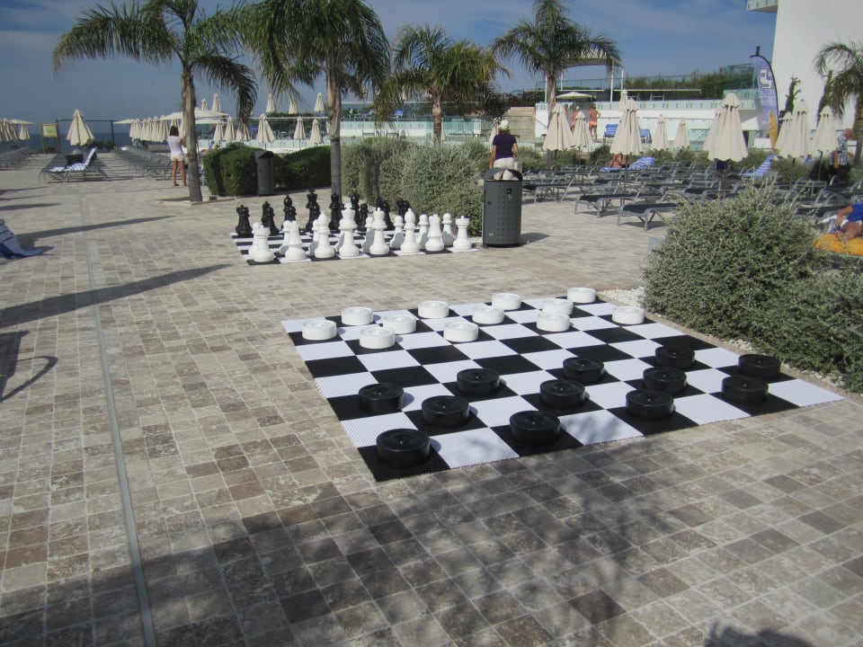Schach und Dame am Poolrand Hipotels Gran Conil Hotel