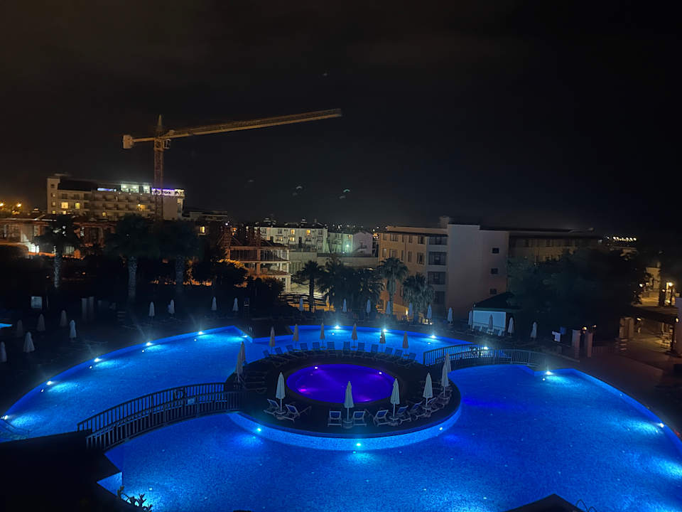 Pool Side Prenses Resort & Spa