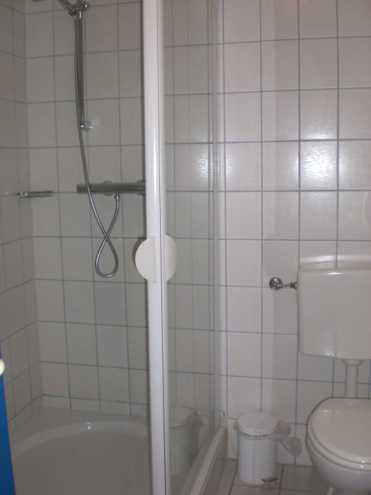 Bad mit Dusche Krögers Hotel