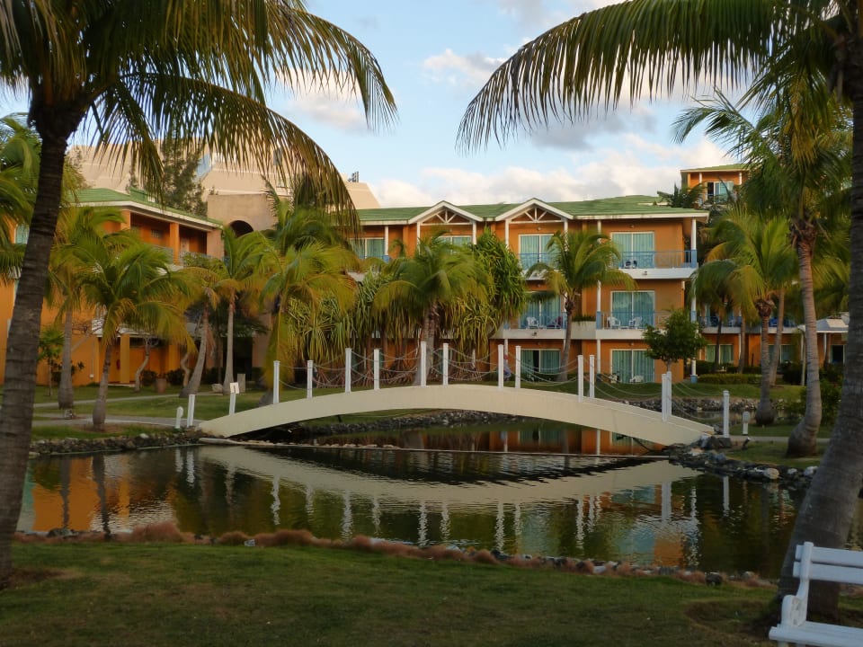 Garten mit Hotel im Hintergrund Melia Las Antillas - Adults only