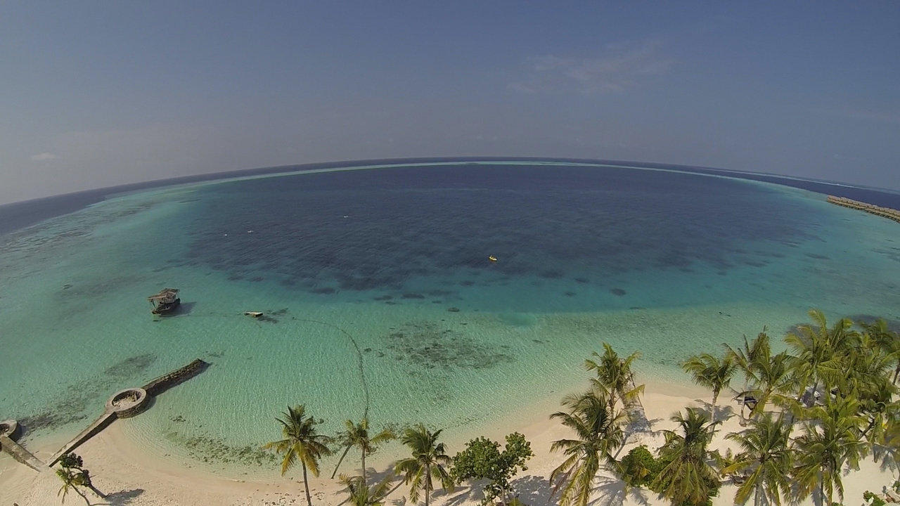 Aus der Luft gefilmt (Quadrocopter) Centara Ras Fushi Resort & Spa Maldives