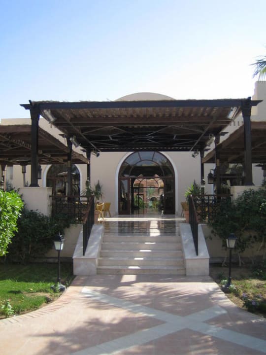 Blick auf Außenterrasse und Lobby Hotel JAZ Makadi Star & Spa