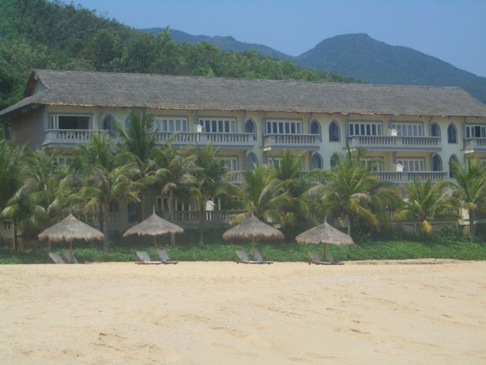 Gebäude mit Strandliegen AVANI Quy Nhon Resort & Spa