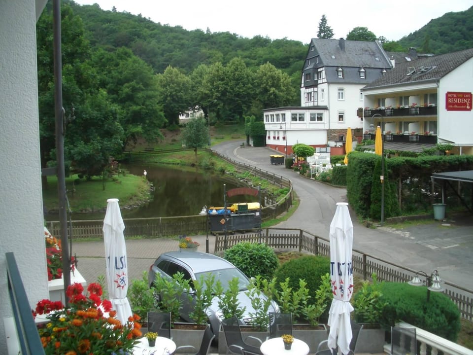 Vom Balkon zum Schwanenweiher Hotel Am Schwanenweiher