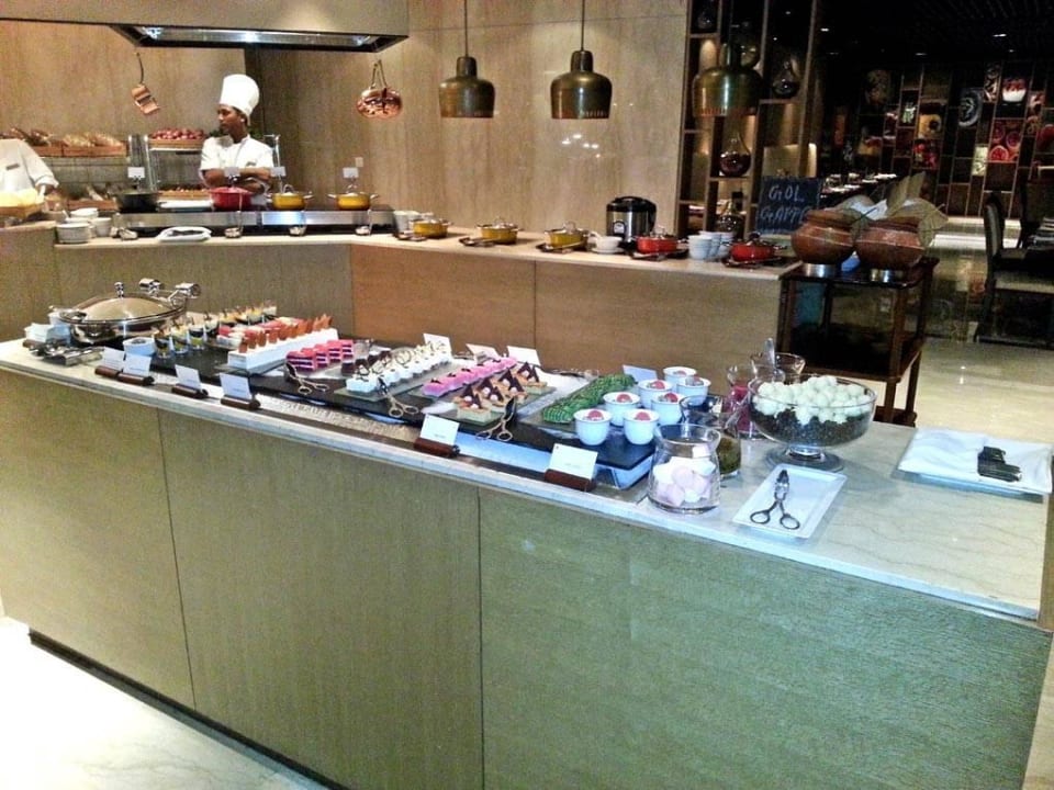 Dinner im Cafe Knosh The Leela Ambience Convention Hotel Delhi