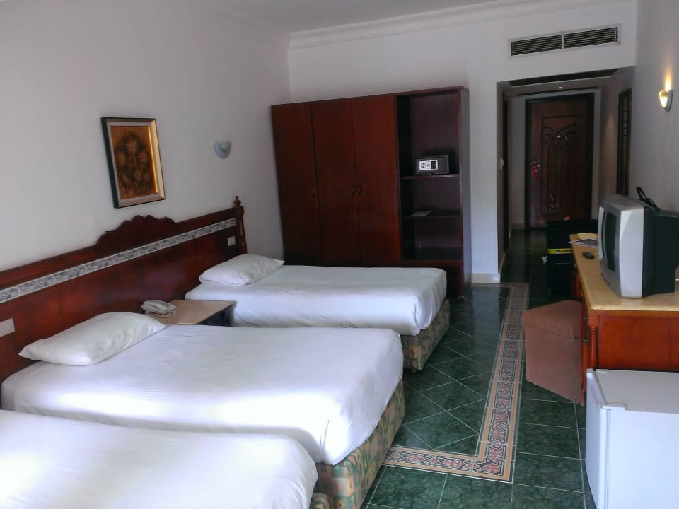 Betten und Kleiderschrank Pickalbatros Alf Leila Wa Leila Resort - Neverland Hurghada