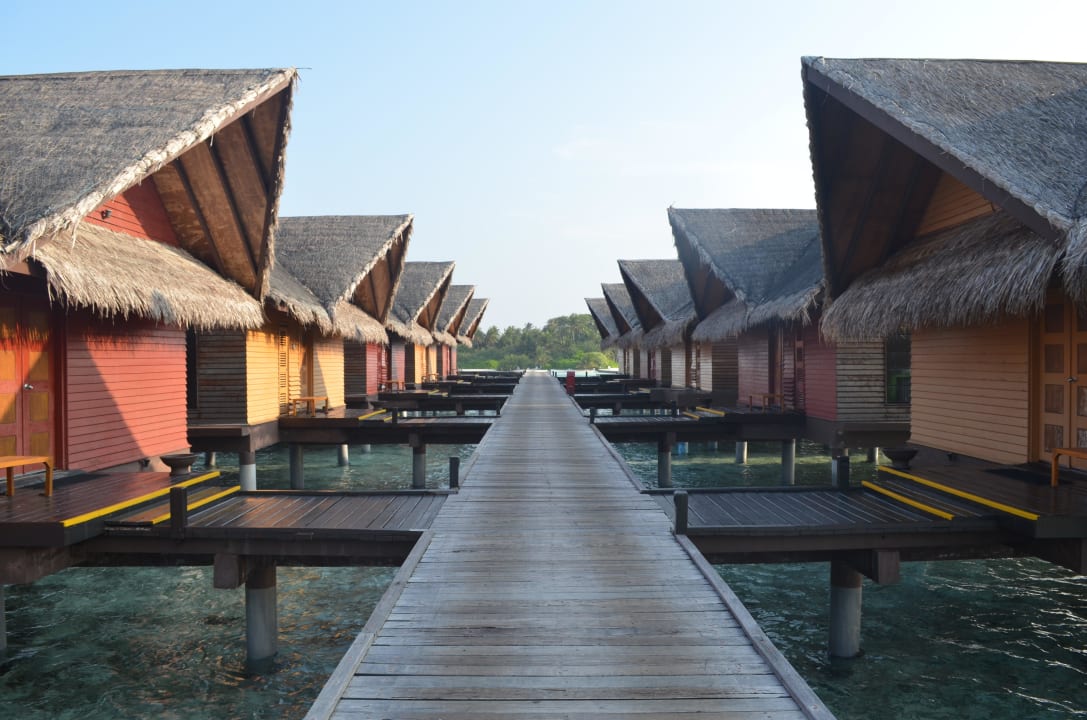 Villen links und rechts vom Steg Adaaran Prestige Ocean Villas