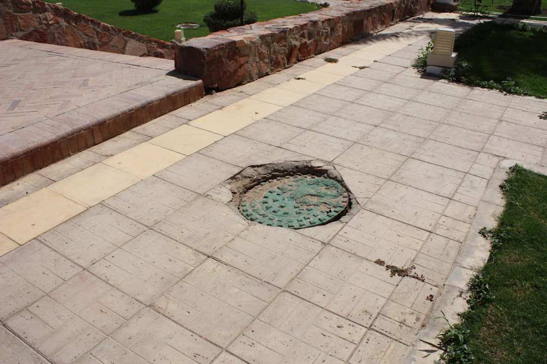 Fußweg mit tiefer gelegtem Gullydeckel V Hotel Sharm El Sheikh