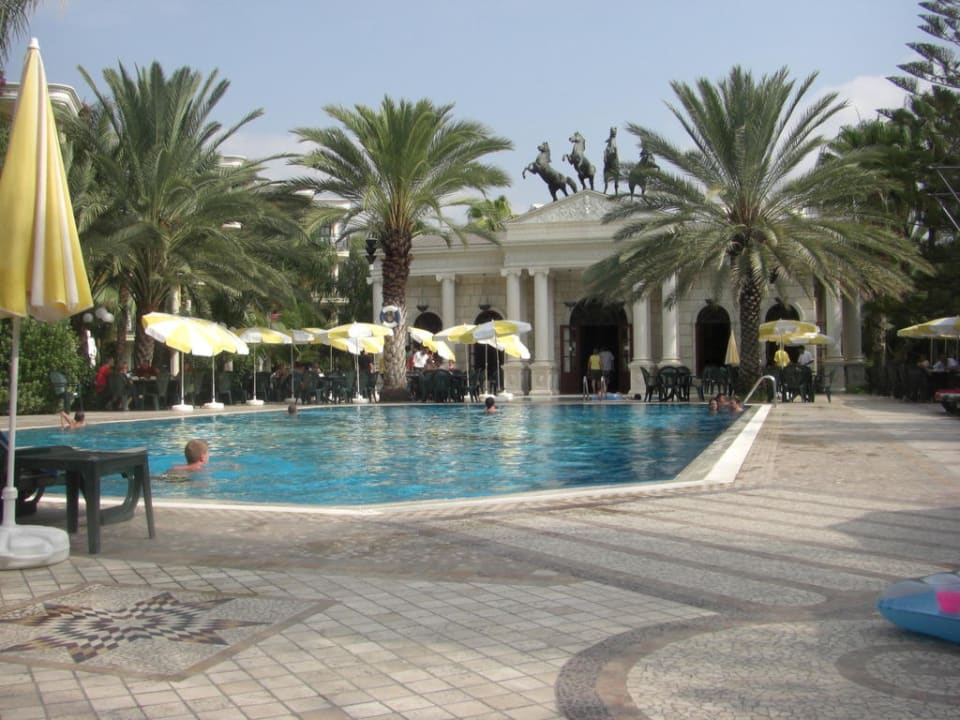 Blick auf den Pool und das Resta Hotel Yetkin