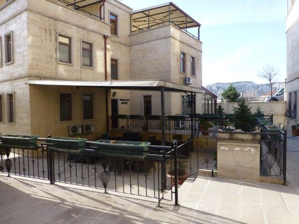 Anlage zwischen den einzelnen Gebäuden Hotel Royal Stone Houses - Goreme