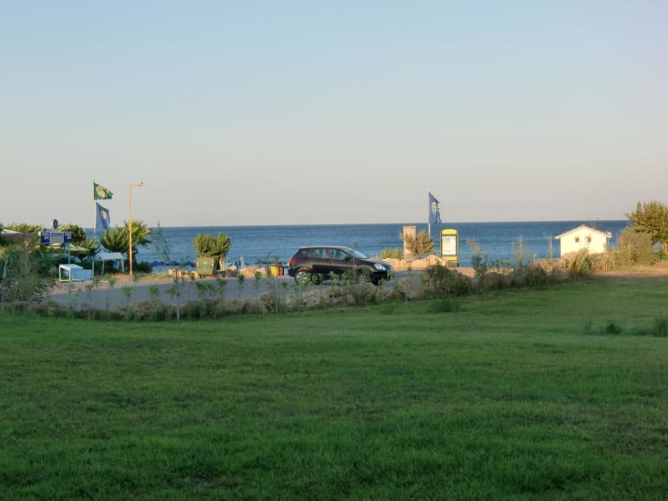 Blick vom Mittagsrestaurant zum Strand Apollo Blue