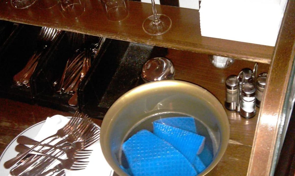 Putzeimer neben Besteck - hier ganz normal Mercure Hotel Frankfurt Airport Langen