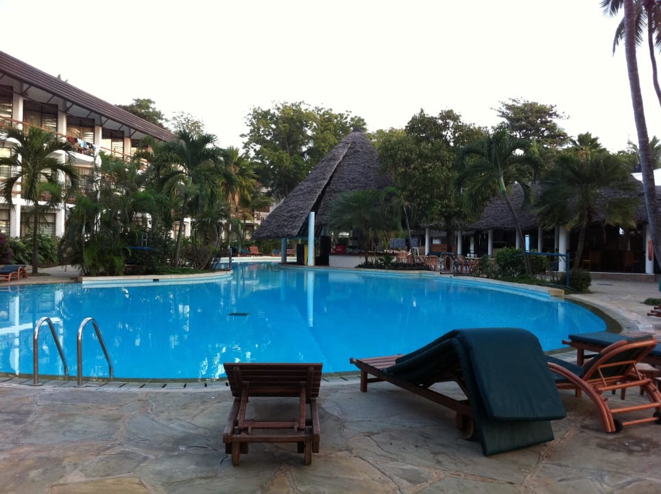 Pool am Morgen Hotel Traveller's Club