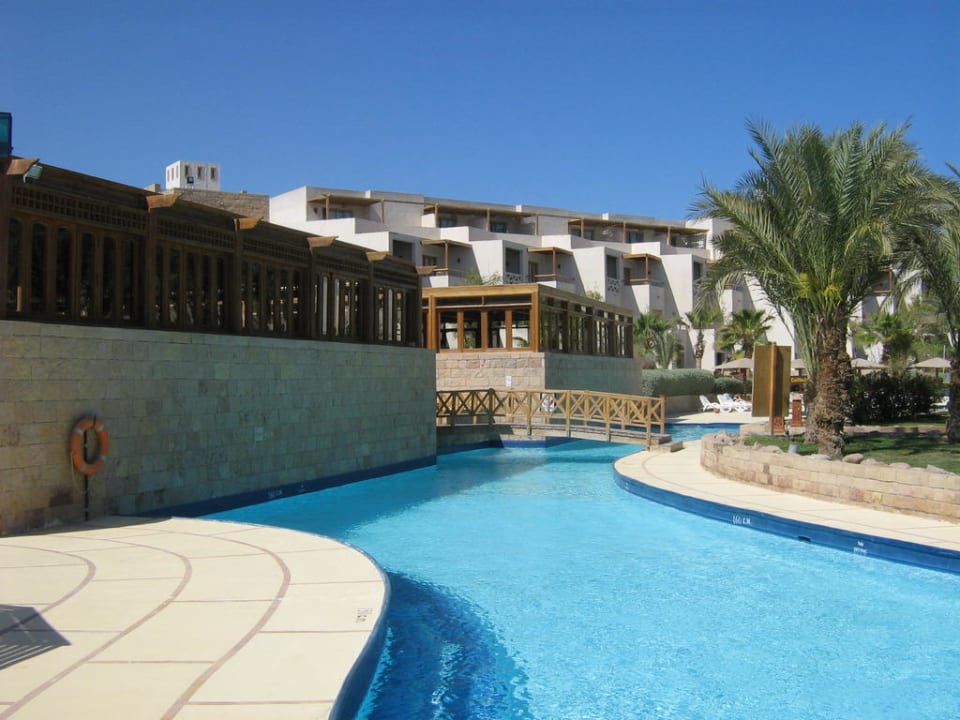 Kalter Pool, links Restaurant links und rechts Fort Arabesque Resort, Spa & Villas