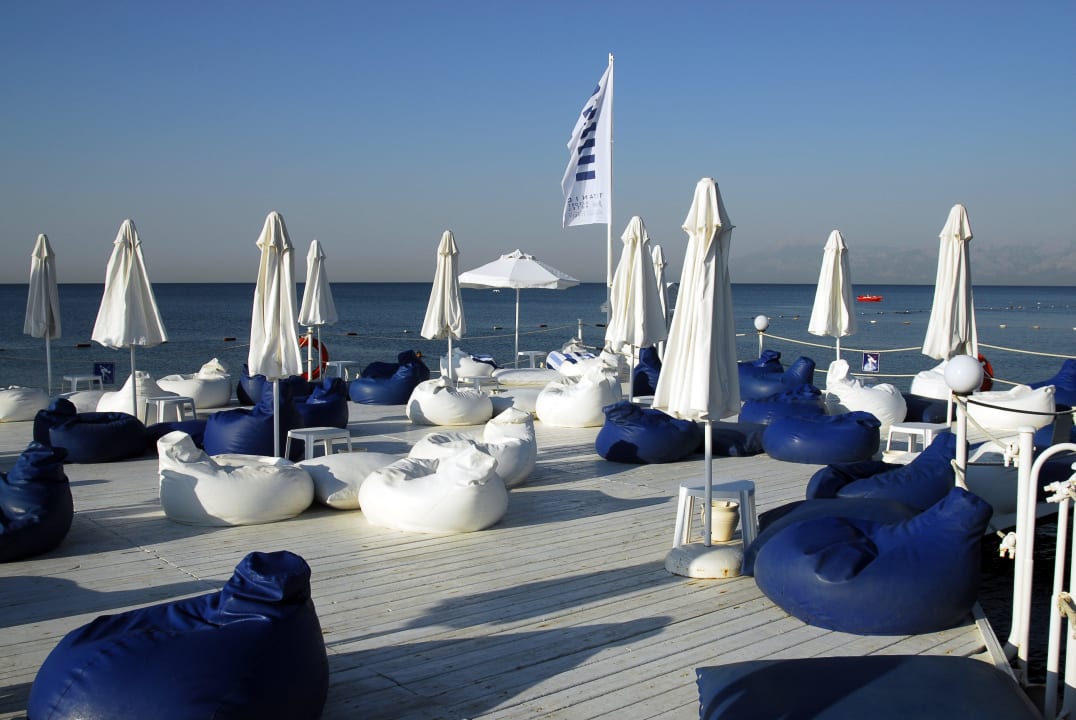 Ligzakken op einde pier Titanic Deluxe Lara