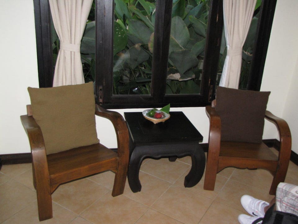 Sitzecke in unserem Bungalow NH Collection Samui Peace Resort